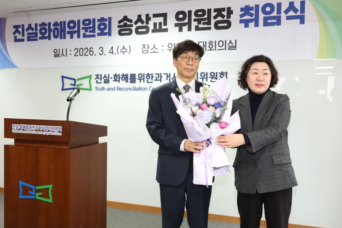 송상교(왼쪽) 진실·화해를위한과거사정리위원회 위원장이 4일 서울 중구 진실화해위에서 열린 취임식에서 직원으로부터 꽃다발을 받고 있다.연합뉴스