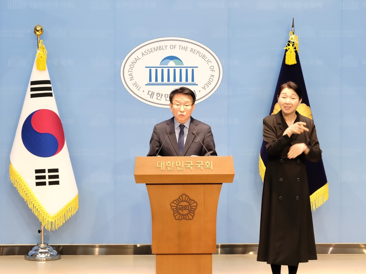 경기지사에 도전하는 권칠승 더불어민주당 의원은 4일 국회에서 기자회견을 열고 ‘덜 피곤한 경기인’ 공약을 내걸었다. 권칠승 의원실 제공