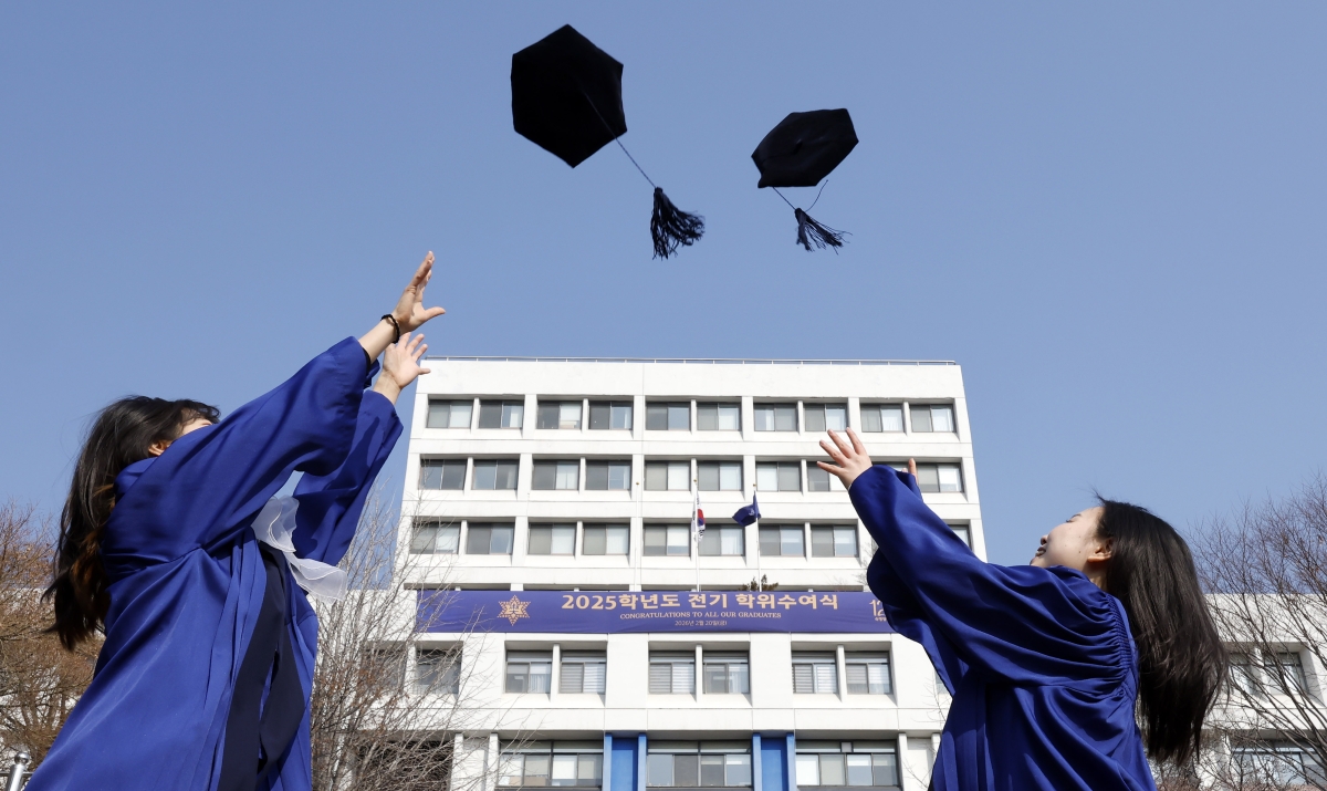 지난달 서울 용산구 숙명여자대학교에서 열린 2025학년도 전기 학위수여식에서 졸업생들이 학사모를 던지고 있다. 한국폴리텍대학은 지난해 입학생 5909명 중 25.2%(1489명)가 대학 졸업생이었다고 4일 밝혔다. 사진은 기사 내용과 관련 없음. 뉴시스