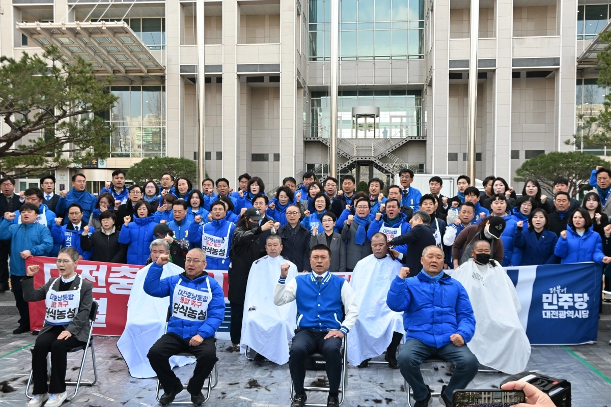 민주당 대전시당이 4일 대전시청 북문 앞에서 개최한 ‘대전·충남 차별 내란잔당규탄 및 통합 촉구 결의대회’에서 일부 참석자가 삭발과 함께 천막 농성에 돌입했다. 민주당 대전시당 제공