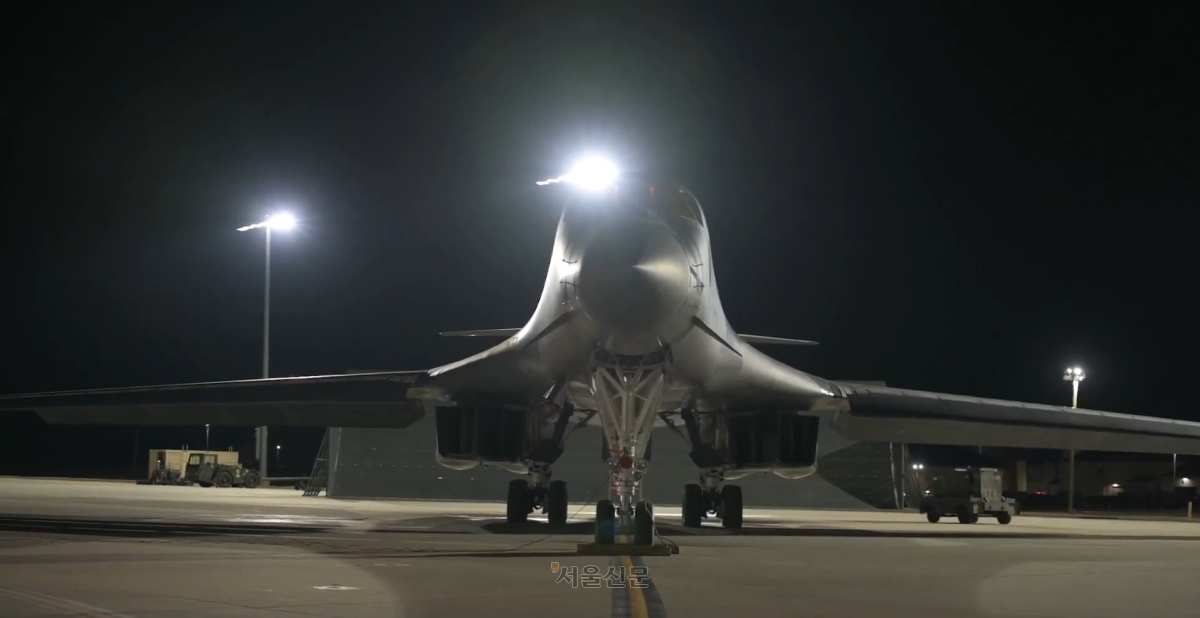 미국이 지난달 28일(현지 시간) 이란을 상대로 진행한 공습에 ‘죽음의 백조’로 불리는 미국 공군의 B-1B 전략폭격기를 투입한 것으로 파악됐다. 미군에서 중동 지역을 담당하는 중부사령부는(CENTCOM) 지난 2일 엑스(X·옛 트위터)에서 전날 밤 전략폭격기 B-1을 동원해 이란 본토 깊숙한 지역의 탄도미사일 시설을 타격했다고 밝혔다. 사진은 지난 3일 미군 중부사령부 X 계정에 올라온 B-1B 출격 모습. 미군 중부사령부 X 캡처