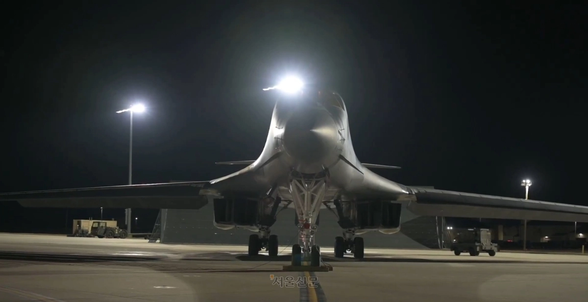 미국이 지난달 28일(현지 시간) 이란을 상대로 진행한 공습에 ‘죽음의 백조’로 불리는 미국 공군의 B-1B 전략폭격기를 투입한 것으로 파악됐다. 미군에서 중동 지역을 담당하는 중부사령부는(CENTCOM) 지난 2일 엑스(X·옛 트위터)에서 전날 밤 전략폭격기 B-1을 동원해 이란 본토 깊숙한 지역의 탄도미사일 시설을 타격했다고 밝혔다. 사진은 지난 3일 미군 중부사령부 X 계정에 올라온 B-1B 출격 모습. 미군 중부사령부 X 캡처