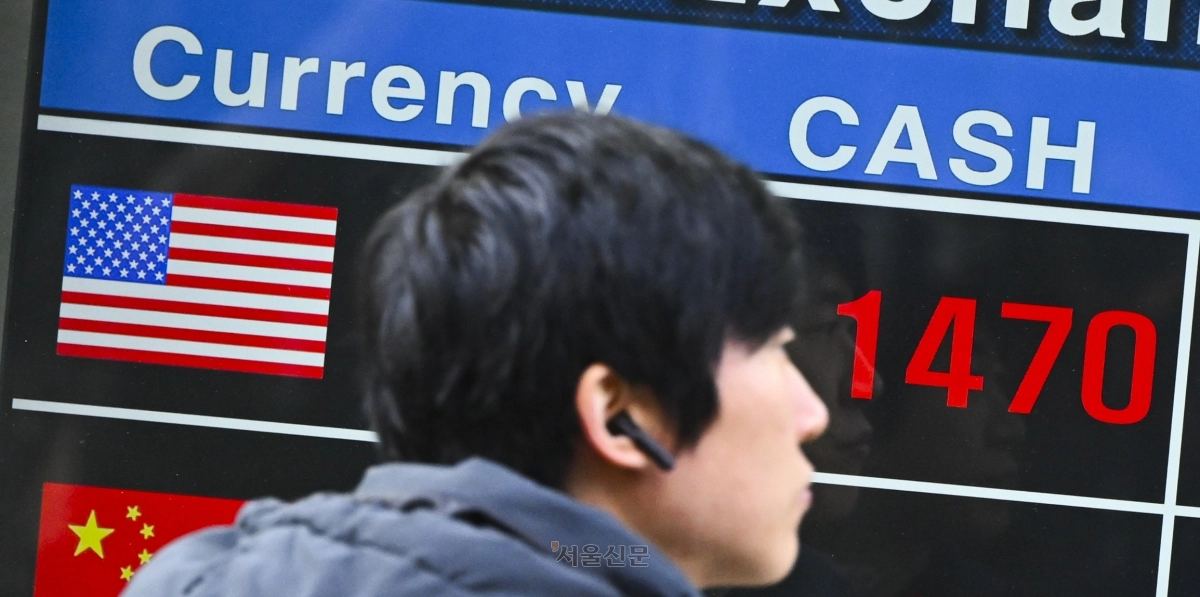 중동 사태 영향으로 원·달러 환율이 오르고 있는 가운데 환율 시세가 4일 서울 중구 명동거리의 한 환전소 전광판에 표시돼 있다. 2026.3.4 이지훈 기자