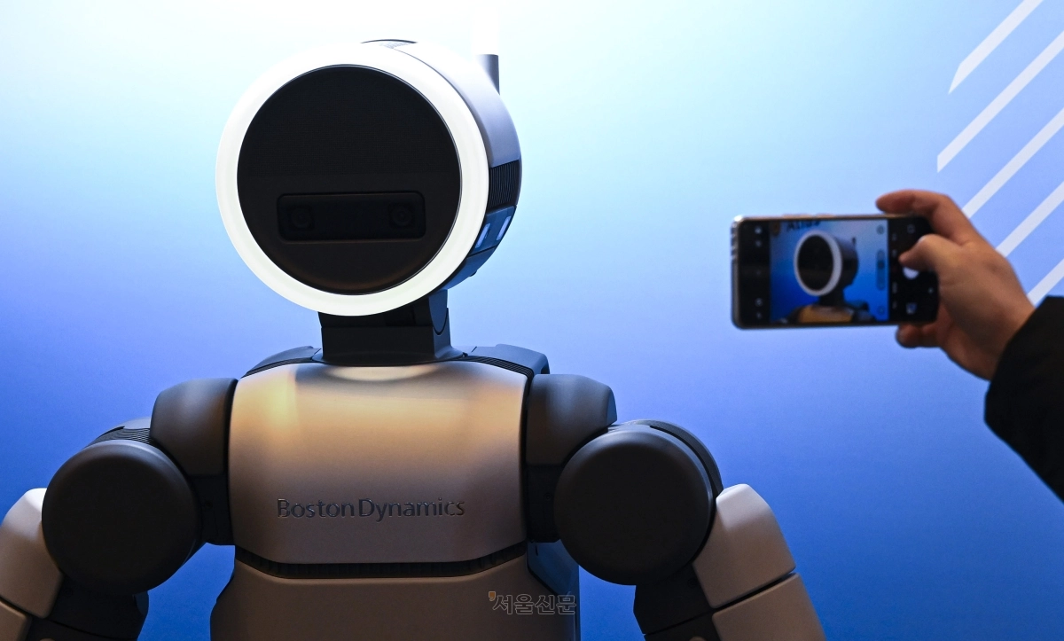 관람객이 4일 서울 강남구 코엑스에서 열린 2026 스마트공장·자동화산업전(AW2026)현대글로비스 부스에서 휴머노이드 ‘아틀라스’의 사진을 찍고 있다. 2026.3.4 이지훈 기자