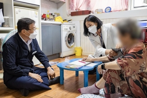 김경호 광진구청장이 방문건강관리 가정을 방문해 이야기를 나누고 있다.   광진구 제공