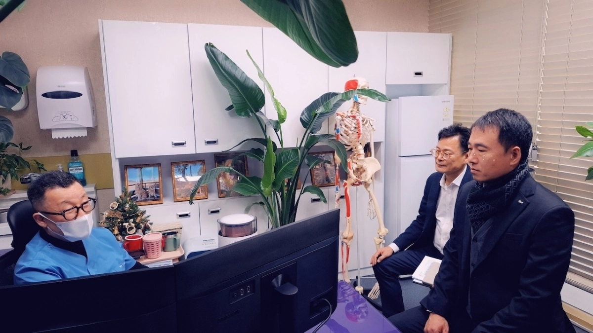장재혁(맨 오른쪽) 합천 부군수가 삼성합천병원을 찾아 운영 상황을 점검하고 의료진을 격려하고 있다. 2026.3.4. 합천군 제공