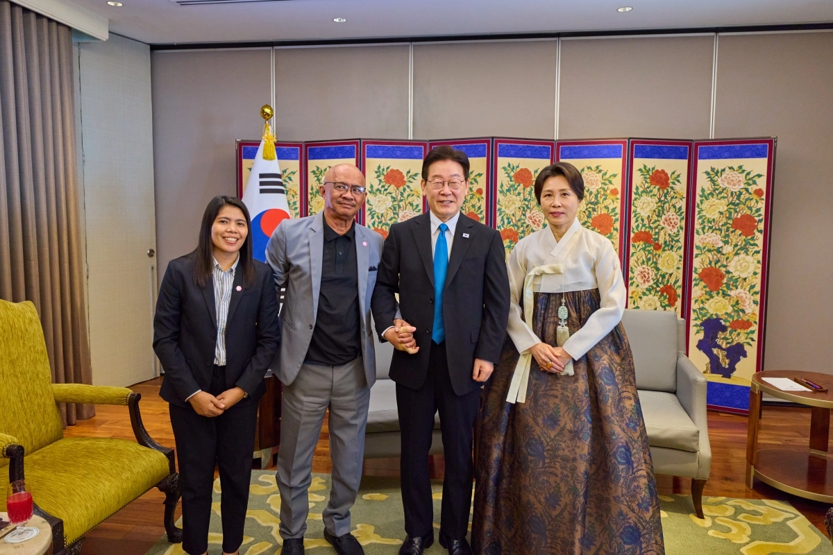필리핀을 국빈방문한 이재명 대통령과 김혜경 여사가 4일 마닐라에서 인권변호사 시절 인연을 맺은 필리핀 노동자 아리엘 갈락 씨를 만나 기념촬영을 하고 있다. 마닐라 연합뉴스
