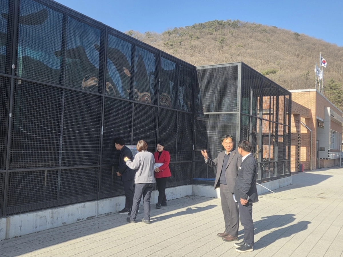 윤종영 의원이 야생동물생태관찰원 조성 예정지를 방문해 기존 구조관리센터의 조류 재활 시설을 살펴보고 있다.(사진=경기도의회)