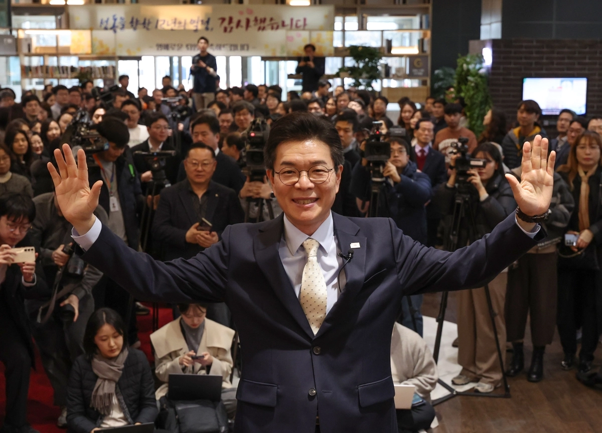 정원오 성동구청장이 4일 구청 청사를 떠나며 직원들과 인사하고 있다. 정 구청장은 민주당 서울시장 후보경선에 나서기 위해 이날 사퇴했다. 연합뉴스