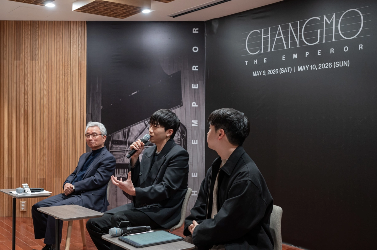 4일 서울 세종문화회관 서클홀에서 열린 ‘창모: 더 엠퍼러’ 제작발표회에서 래퍼 창모(가운데)가 공연에 대해 설명하고 있다. 이날 제작발표회에는 창모와 안호상(왼쪽) 세종문화회관 사장, 이광일(오른쪽) 음악감독이 참석했다. 세종문화회관 제공