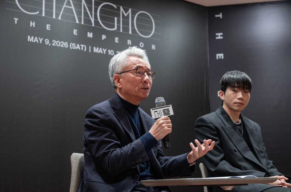 4일 서울 세종문화회관 서클홀에서 열린 ‘창모: 더 엠퍼러’ 제작발표회에서 안호상(왼쪽) 세종문화회관 사장이 래퍼 창모(가운데)를 세종 콘서트의 첫 주인공으로 낙점한 이유를 설명하고 있다.