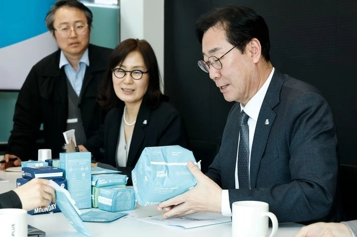 정명근 화성시장이 지난달 27일 월경 전문업체인 (주)해피문데이를 방문해 ‘(가칭) 코리요 생리대’ 시제품을 살펴보고 있다. (화성시 제공)