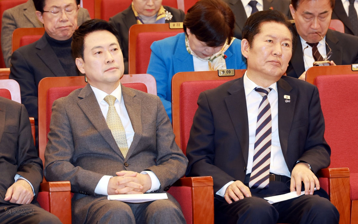 자리는 나란히, 시선은 저 멀리… 여야 대표 국회 신춘법회 참석