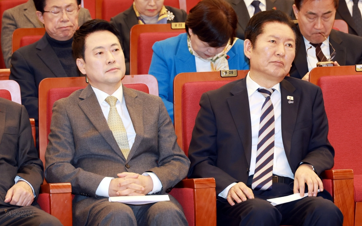 자리는 나란히, 시선은 저 멀리… 여야 대표 국회 신춘법회 참석