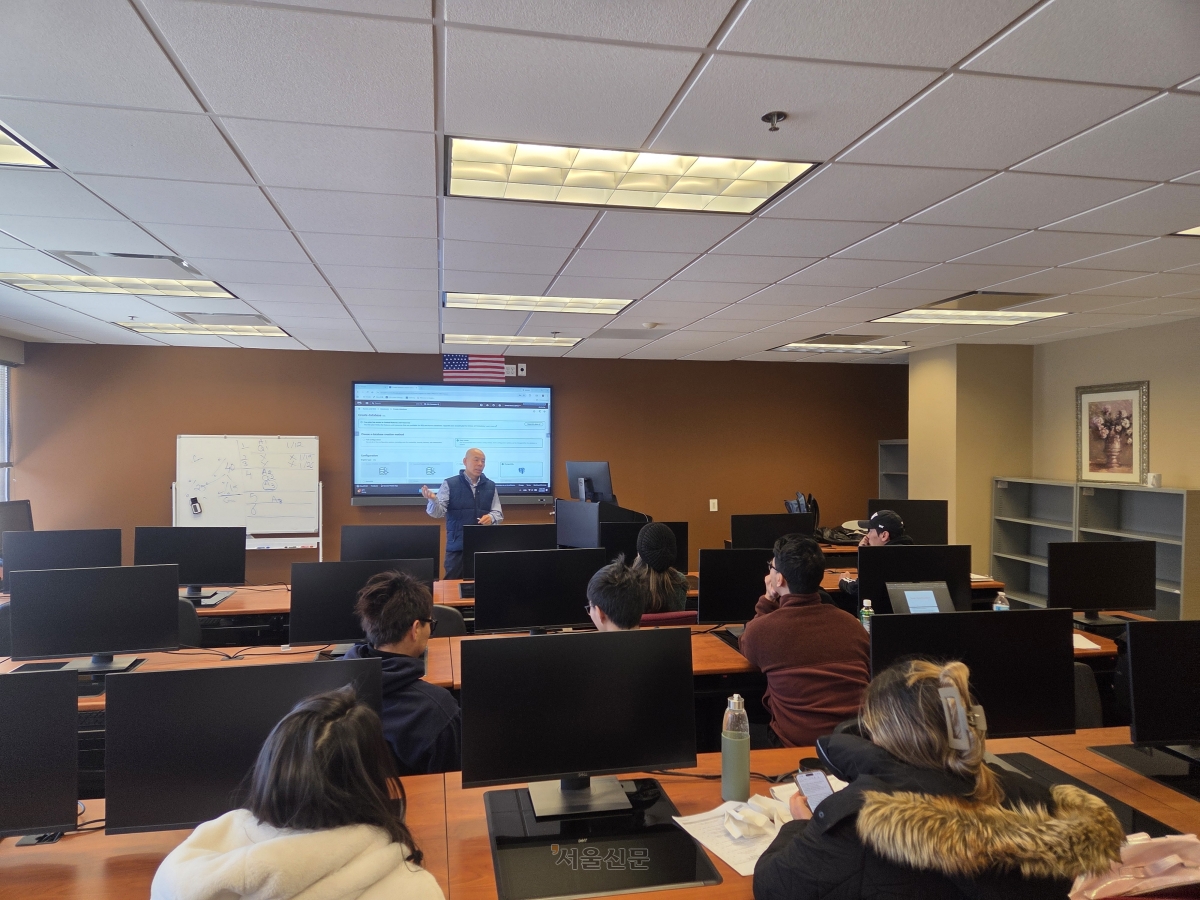 미국 버지니아주 콜럼비아 칼리지 ﻿학생들이 지난달 2일 ‘클라우드 컴퓨팅’ 과목 수업에 참여하고 있다.  워싱턴 임주형 특파원