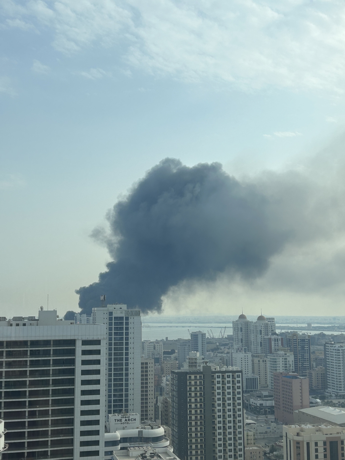 바레인 주페어 지역에 살고 있는 강은수씨가 지난달 28일(현지시간) 미군 기지에서 미사일 폭격이 발생한 직후 자신의 아파트에서 촬영한 모습. 강은수씨 제공