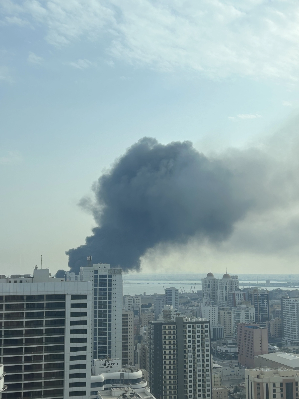 바레인 주페어 지역에 살고 있는 강은수씨가 지난달 28일(현지시간) 미군 기지에서 미사일 폭격이 발생한 직후 자신의 아파트에서 촬영한 모습. 강은수씨 제공