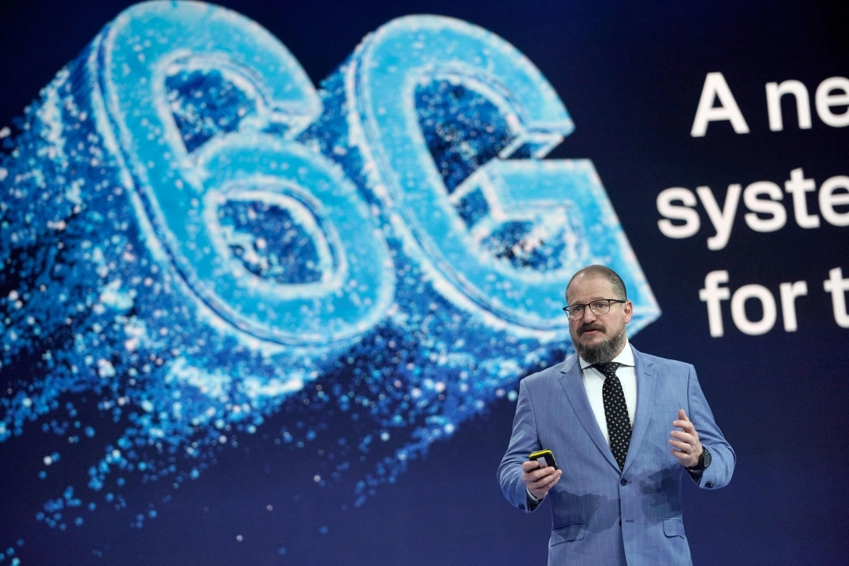 크리스티아노 아몬 퀄컴 CEO가 3일(현지시간) 스페인 바르셀로나에서 열린 MWC26에서 6G 로고가 새겨진 무대에 올라 연설하고 있다. 바르셀로나 AFP 연합뉴스