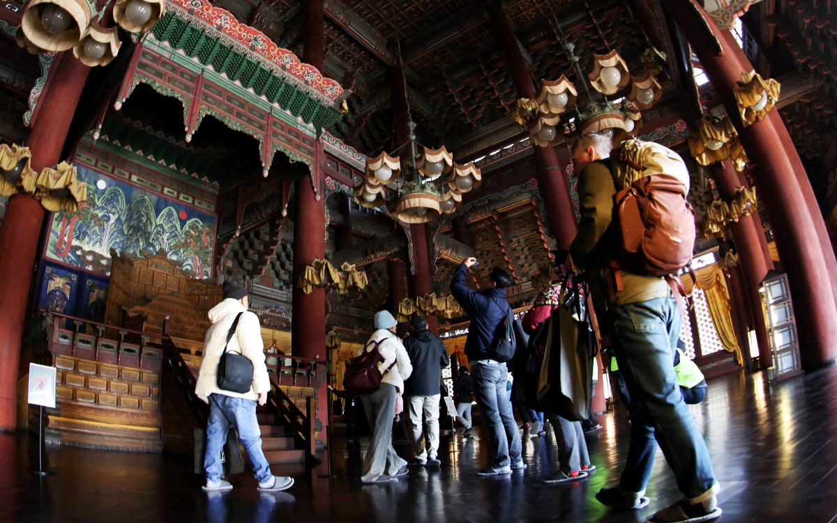 외국인 관광객들이 4일 서울 종로구 창덕궁 인정전에서 ‘해설과 함께 만나는 창덕궁 으뜸전각, 인정전 내부 관람’ 특별 프로그램에 참여해 내부를 살펴보고 있다. 2026.3.4 홍윤기 기자