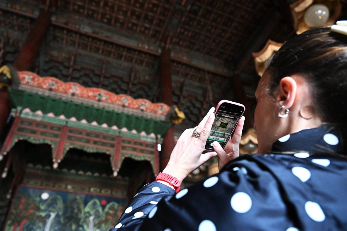 외국인 관광객들이 4일 서울 종로구 창덕궁 인정전에서 ‘해설과 함께 만나는 창덕궁 으뜸전각, 인정전 내부 관람’ 특별 프로그램에 참여해 내부를 살펴보고 있다. 2026.3.4 홍윤기 기자