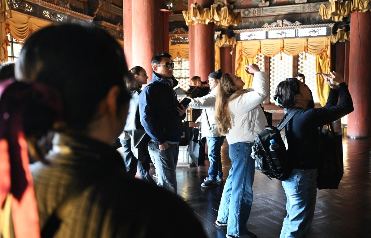 외국인 관광객들이 4일 서울 종로구 창덕궁 인정전에서 ‘해설과 함께 만나는 창덕궁 으뜸전각, 인정전 내부 관람’ 특별 프로그램에 참여해 내부를 살펴보고 있다. 2026.3.4 홍윤기 기자