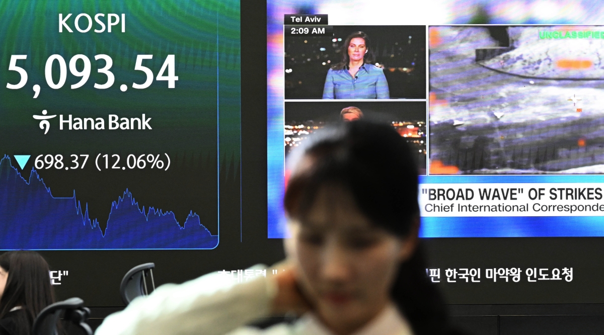 코스피가 미국과 이란 간 전쟁 발발 여파로 역대 최대 폭으로 폭락해 5,100선마저 내준 4일 서울 중구 하나은행 본점 딜링룸에 코스피가 표시돼 있다. 2026.3.4 홍윤기 기자