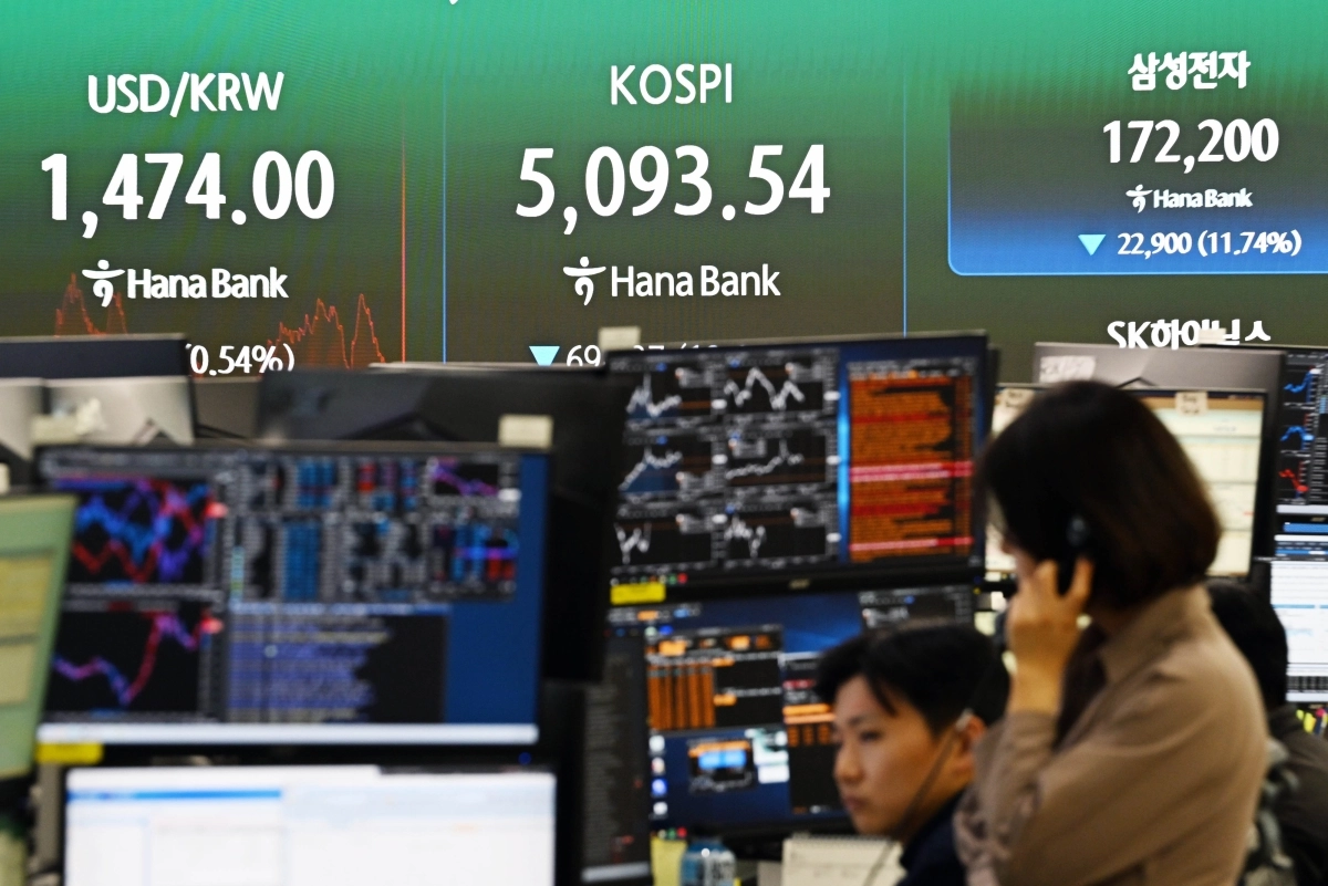 코스피가 미국과 이란 간 전쟁 발발 여파로 역대 최대 폭으로 폭락해 5,100선마저 내준 4일 서울 중구 하나은행 본점 딜링룸에 코스피와 원/달러 환율이 표시돼 있다. 2026.3.4 홍윤기 기자