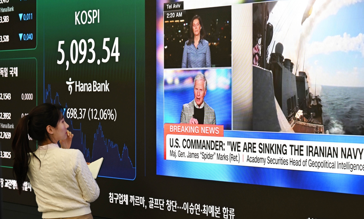 코스피가 미국과 이란 간 전쟁 발발 여파로 역대 최대 폭으로 폭락해 5,100선마저 내준 4일 서울 중구 하나은행 본점 딜링룸에 코스피가 표시돼 있다. 2026.3.4 홍윤기 기자