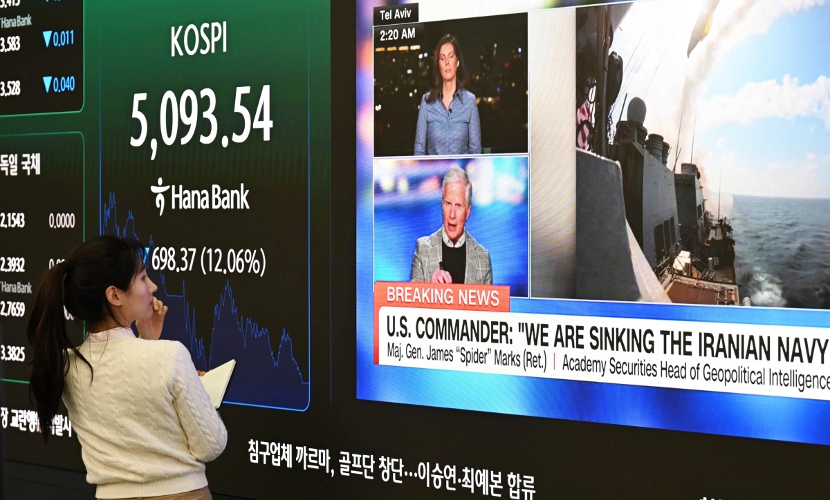 코스피가 미국과 이란 간 전쟁 발발 여파로 역대 최대 폭으로 폭락해 5,100선마저 내준 4일 서울 중구 하나은행 본점 딜링룸에 코스피가 표시돼 있다. 2026.3.4 홍윤기 기자