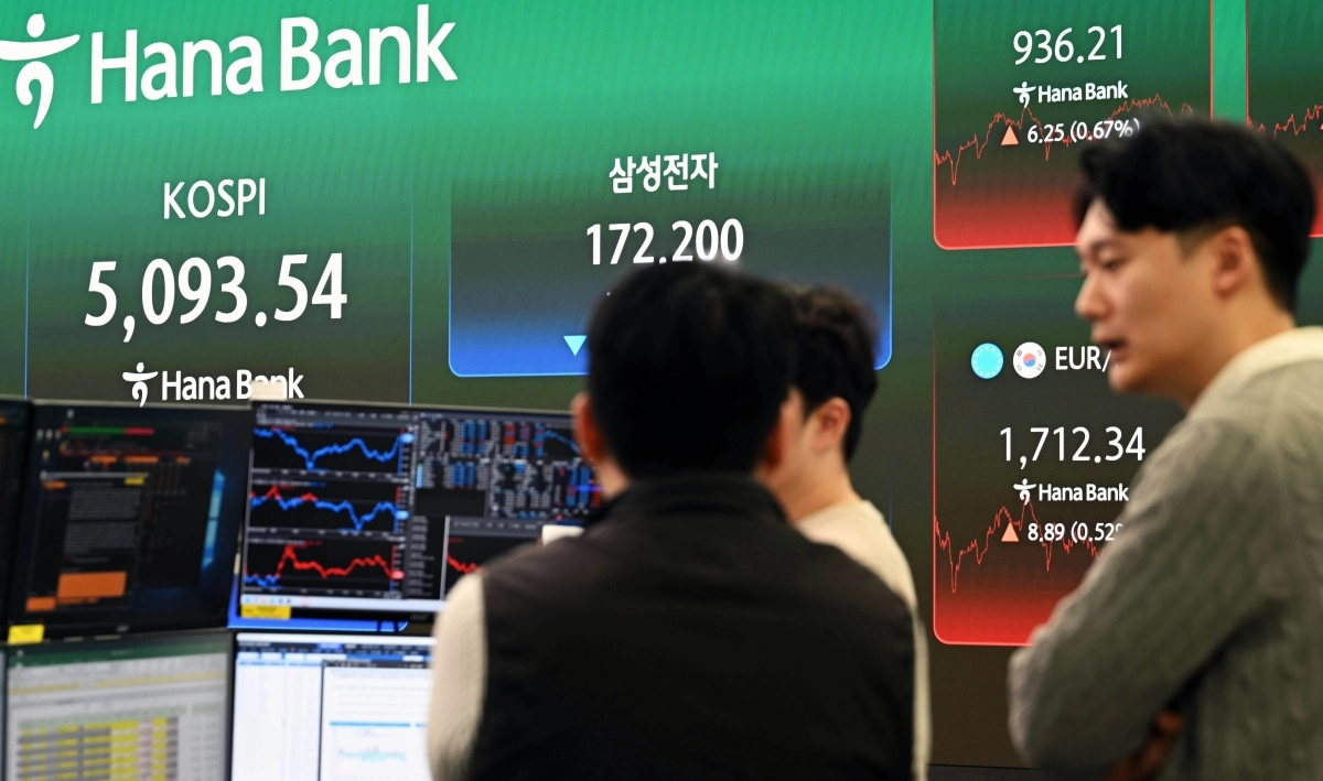 코스피가 미국과 이란 간 전쟁 발발 여파로 역대 최대 폭으로 폭락해 5,100선마저 내준 4일 서울 중구 하나은행 본점 딜링룸에 코스피와 삼성전자 주가가 표시돼 있다. 2026.3.4 홍윤기 기자