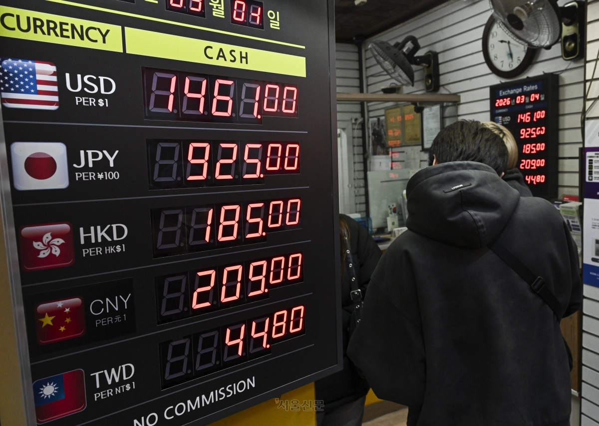 사진은 기사 내용과 직접 관련 없음. 중동 사태 영향으로 원·달러 환율이 오르고 있는 가운데 환율 시세가 지난 4일 서울 중구 명동거리의 한 환전소 전광판에 표시돼 있다. 2026.3.4 이지훈 기자