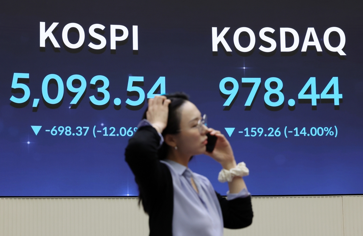 미국과 이스라엘의 이란 공습 여파로 국내 증시가 급락한 4일 오후 서울 여의도 한국거래소 홍보관 전광판에 코스피와 코스닥 지수가 표시되고 있다. 이날 코스피는 전 거래일(5791.91)보다 698.37포인트(12.06%) 하락한 5093.54에 마감했다. 코스닥 지수는 전 거래일(1137.70)보다 159.26포인트(14.00%) 내린 978.44에 마쳤다. 원·달러 환율은 전 거래일(1466.1원)보다 10.1원 오른 1476.2원에 주간 거래를 마감했다. 2026.03.04. 뉴시스