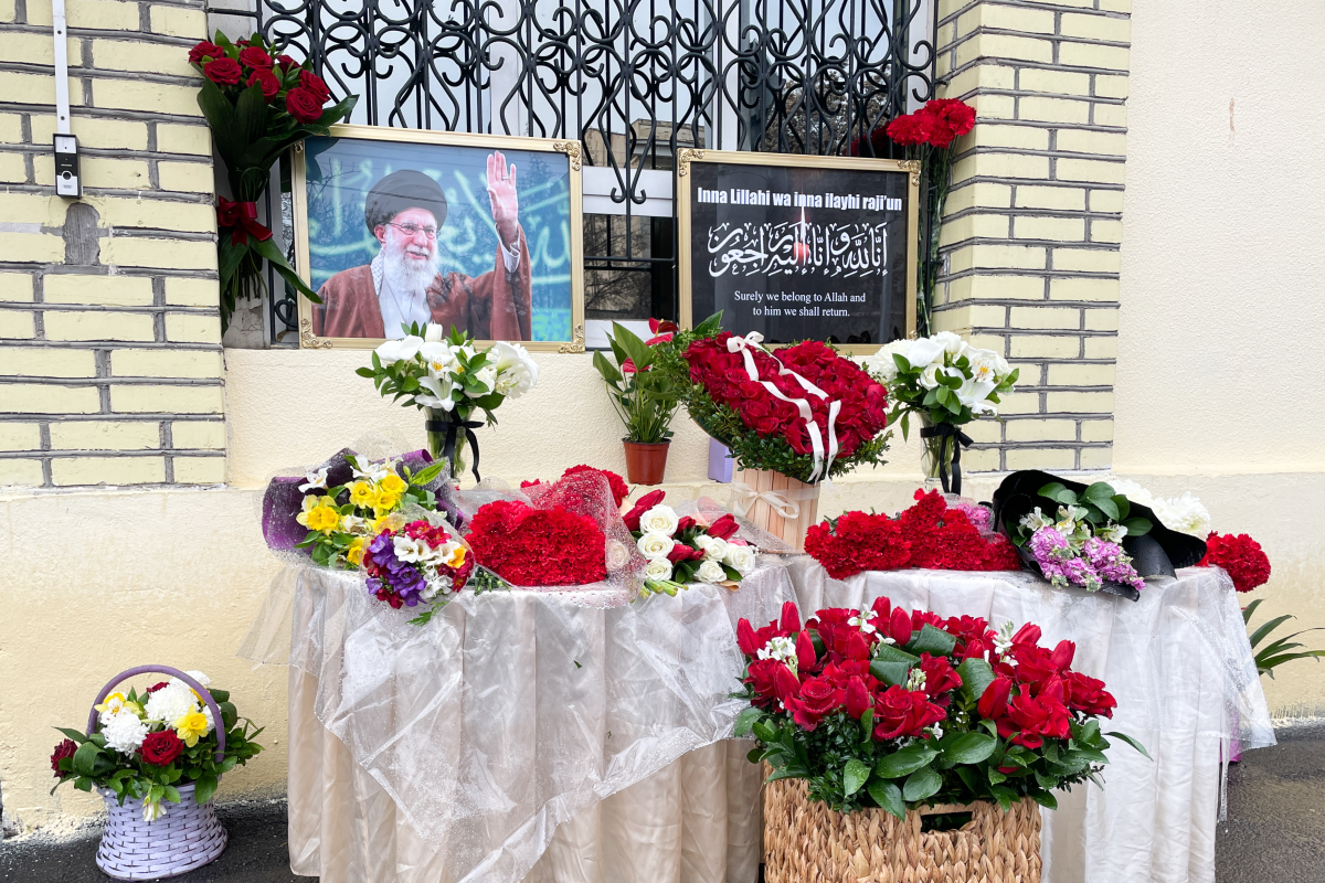 4일 우즈베키스탄의 이란 대사관 앞에 지난 2월 28일 미국과 이스라엘의 이란을 대상으로 군사 작전으로 사망한 이란 최고지도자 지도자 알리 하메네이를 추모하는 꽃들이 놓여 있다. 타슈켄트 타스 연합뉴스