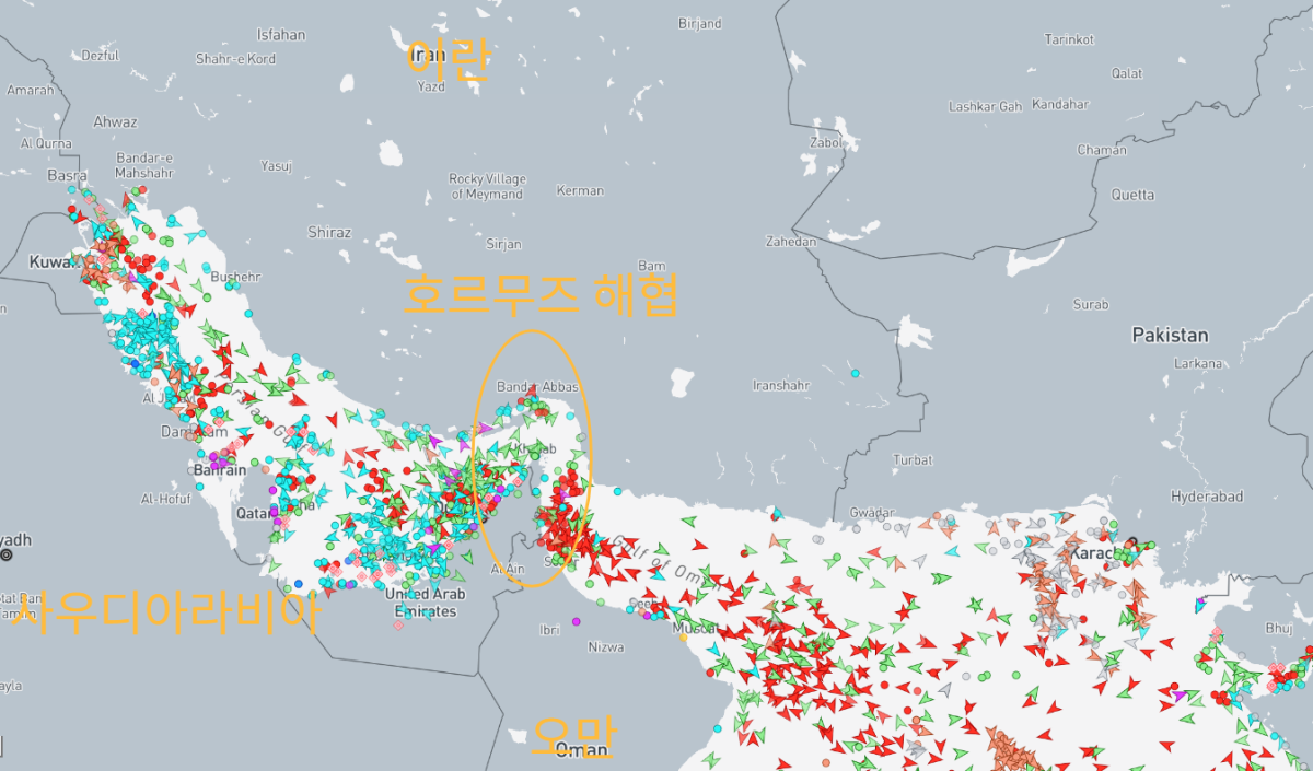 선박  이동이 멈춘 호르무즈 해협. 출처: 마린트래픽