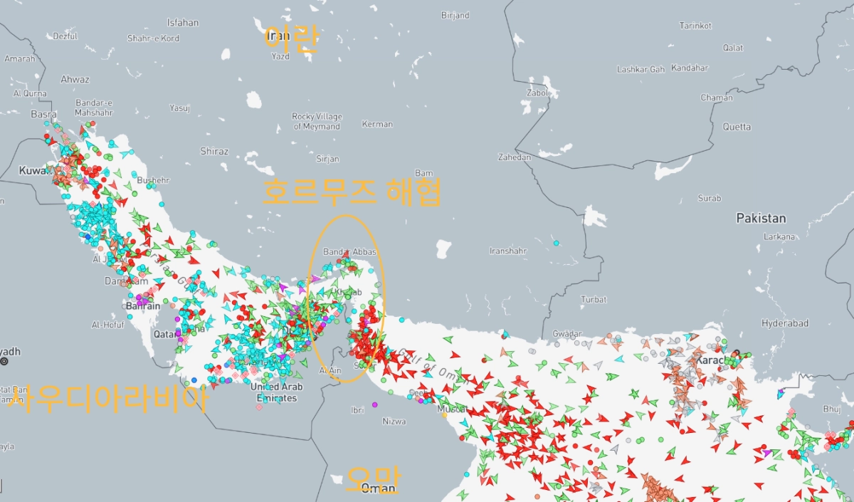 선박  이동이 멈춘 호르무즈 해협. 출처: 마린트래픽