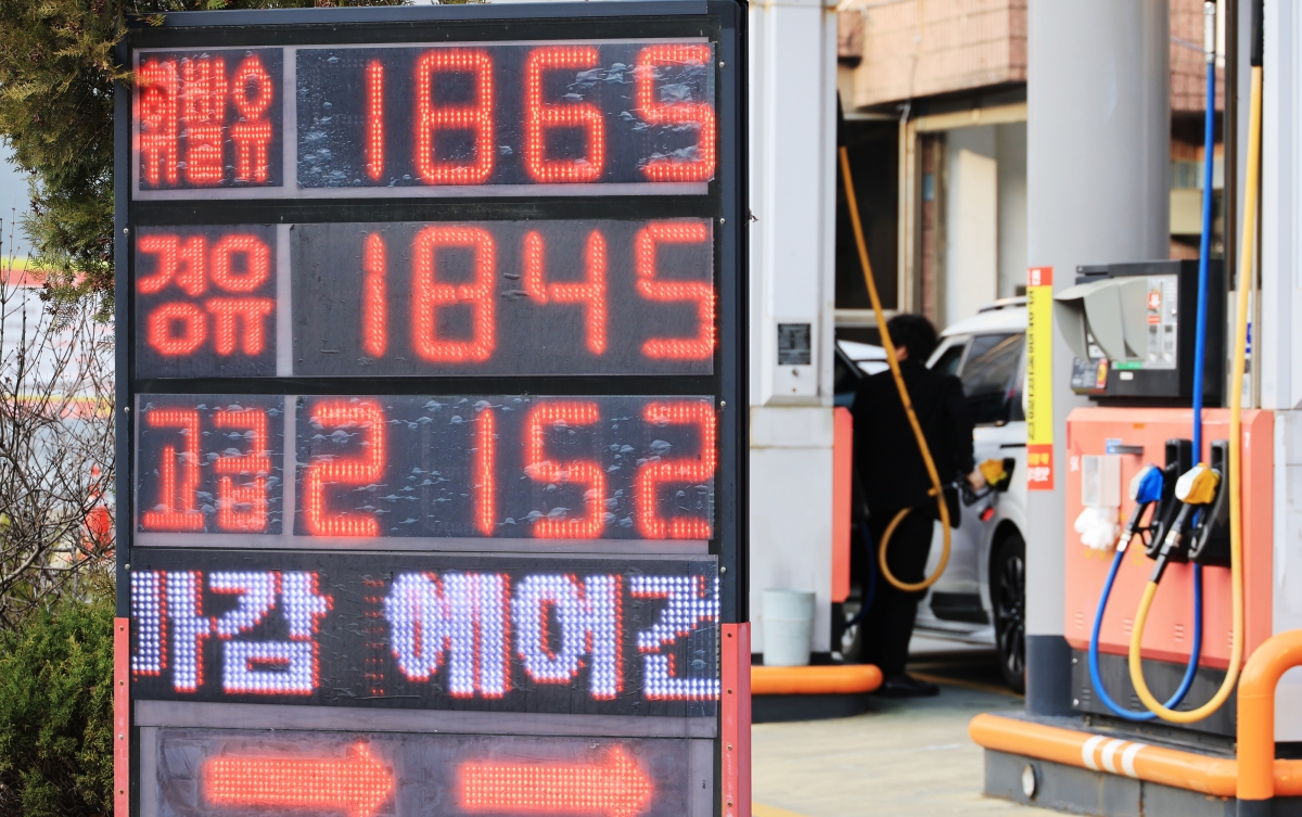 4일 서울 시내 한 주유소에 휘발유를 비롯한 유류 가격이 표시되어 있다. 한국석유공사 유가정보시스템 오피넷에 따르면 이날 오후 3시 기준 서울 지역 휘발유 평균 판매가는 전날보다 L당 47.3원 오른 1천835.8원으로 집계됐다. 서울 휘발유 평균 가격이 1천800원을 넘어선 것은 지난해 12월 18일(1천802.7원) 이후 약 2개월 반 만이다.  2026.3.4. 연합뉴스