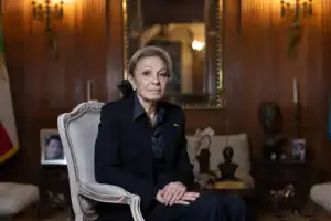 thumbnail - 프랑스 망명중인 이란 마지막 왕비, 국민에 한말은