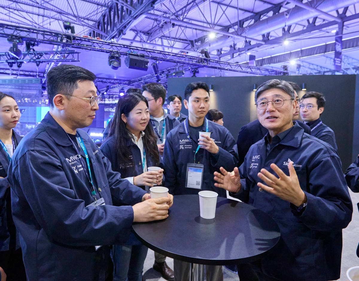 정재헌(맨 앞줄 오른쪽) SK텔레콤 CEO가 지난 3일(현지시간) 스페인 바르셀로나에서 열리고 있는 세계 최대 모바일 박람회 MWC26에서 스타트업 15곳 대표들과 런치 미팅을 갖고 있다. SK텔레콤 제공