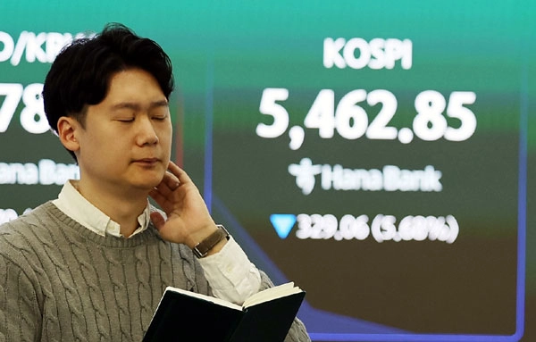 4일 오전 서울 중구 하나은행 딜링룸에서 딜러들이 업무를 하고 있다.<br>코스피는 전 거래일(5791.91)보다 199.32포인트(3.44%) 하락한 5592.59에 개장했으나 이날 오전 9시 6분 코스피 시장에선 매도 사이드카가 발동했다. 지난 3일 이어 이틀 연속 매도 사이드카가 발동됐다. <br>한국거래소는 이날 오전 9시 5분 유가증권시장에 매도사이드카가 발동됐다고 공시했다. 매도 사이드카는 프로그램매도를 5분간 정지해 변동성을 완화하는 조치다. 2026.03.04. <br>뉴시스