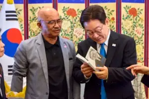 [포토] ‘과거 산재피해노동자 재회’ 이 대통령