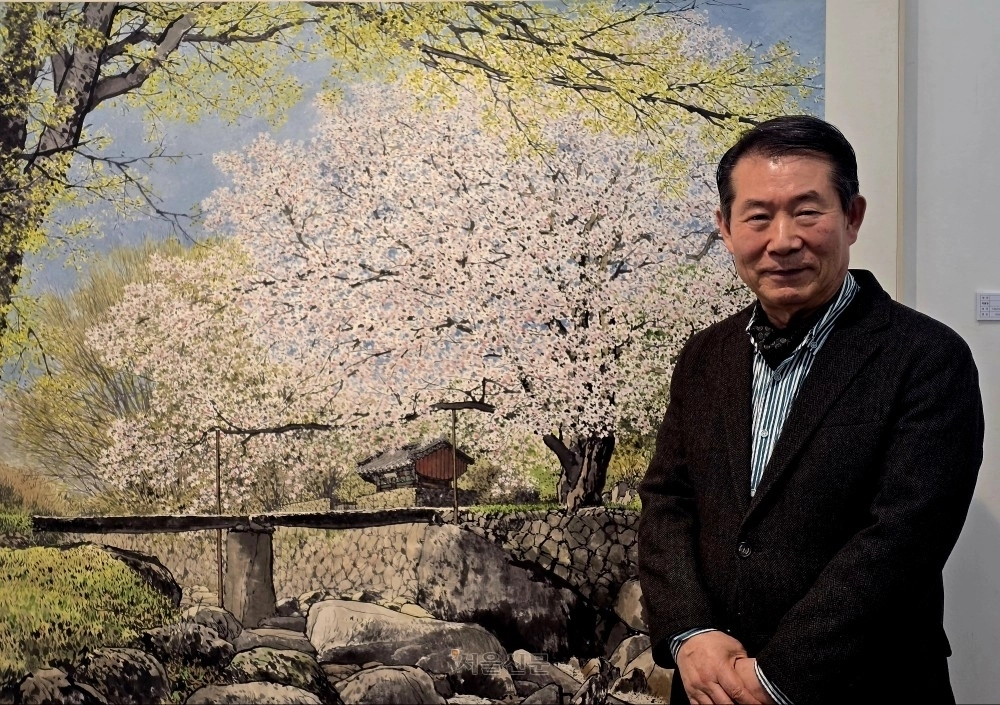 ‘봄의 전령사’ 오용길 화백이 지난 3일 서울 강남구 청작화랑에서 작품 ‘봄의 기운-용원정’을 소개하고 있다.