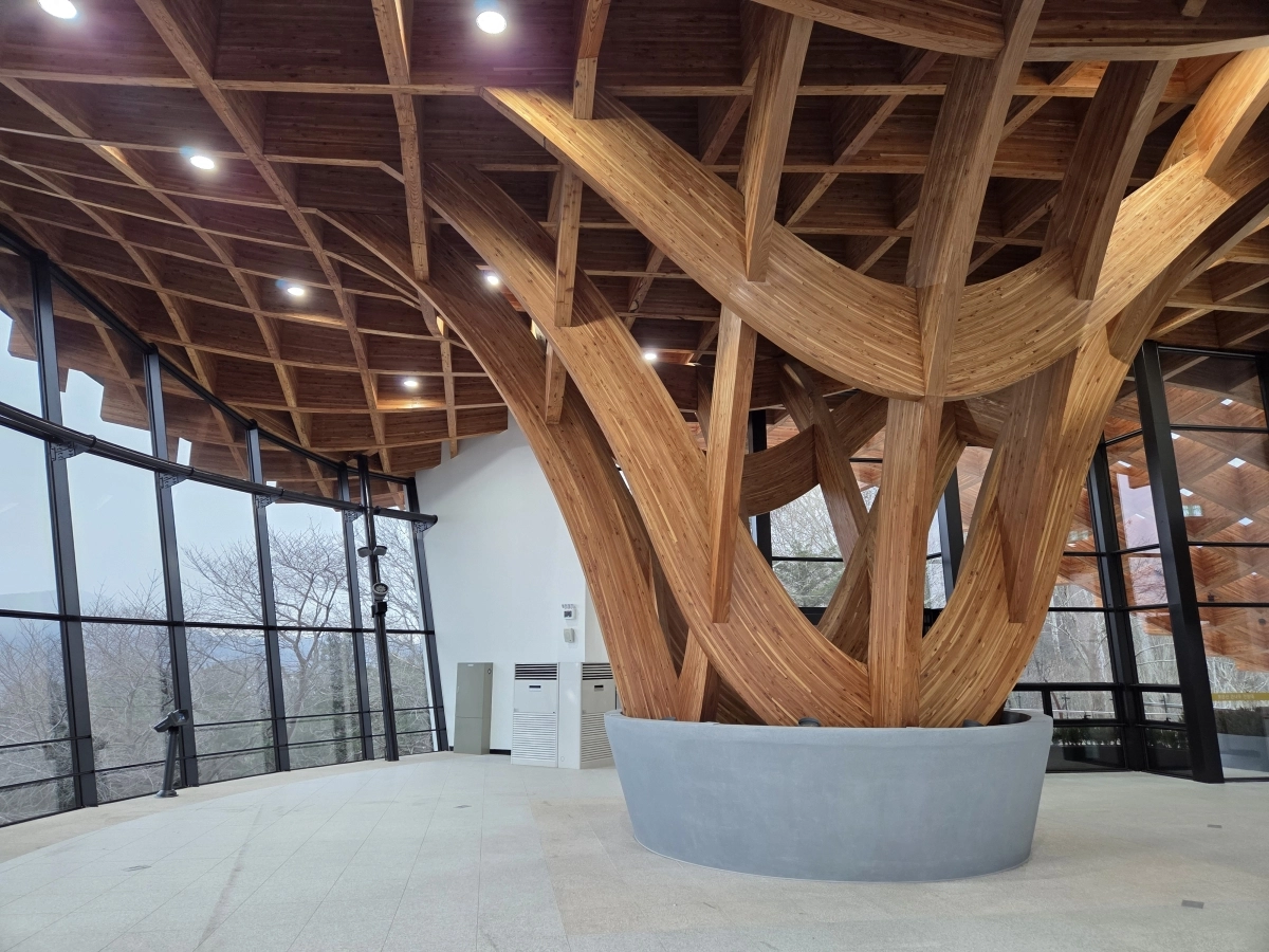 대전시가 목조건축물로 조성한 보문산 큰나무 전망대 내부 모습. 대전시 제공