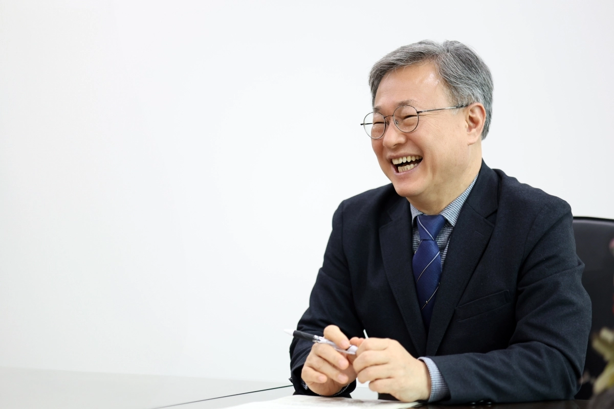 장인홍 서울 구로구청장이 4일 구청장 집무실에서 서울신문과 인터뷰하고 있다. 장 구청장은 “구로형 기본사회는 모든 사람이 인간다운 삶을 살 수 있도록 공동체가 함께 책임지겠다는 취지”라고 말했다. 구로구 제공