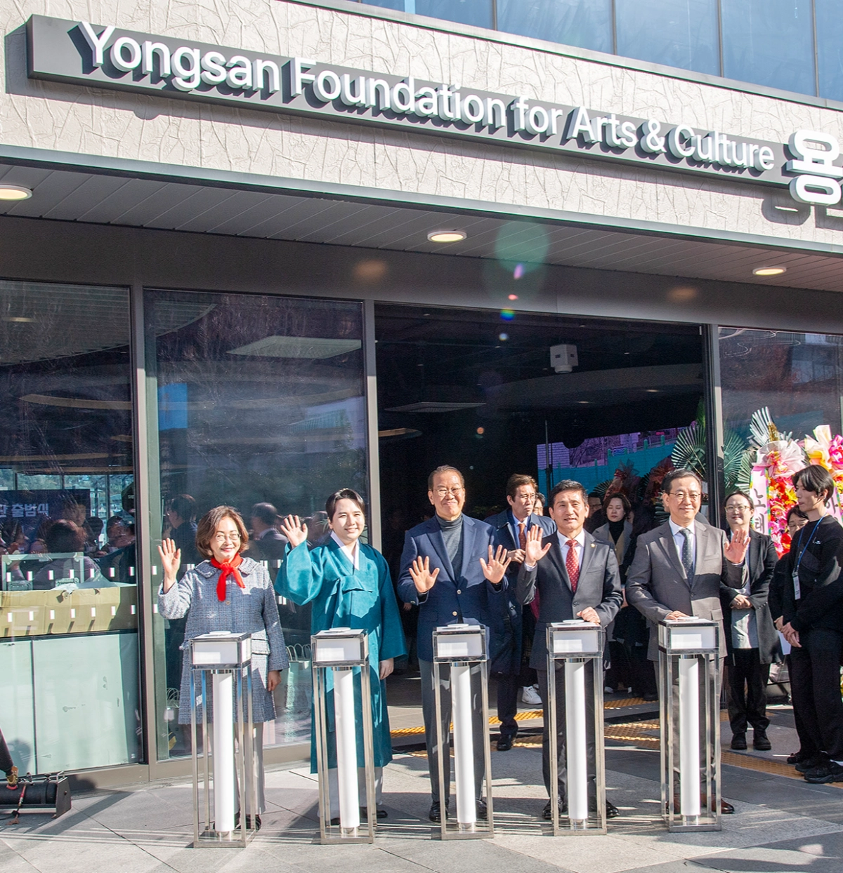 박희영(왼쪽 첫 번째) 용산구청장이 지난 3일 한남동 용산문화재단 출범식에서 팝페라 테너 임형주(두 번째) 이사장, 권영세(세 번째) 의원 등과 기념사진을 찍고 있다. 용산구 제공