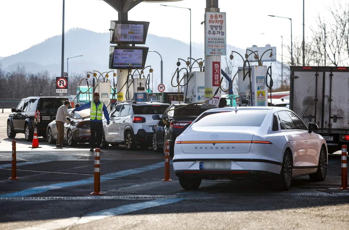 미국·이스라엘과 이란 간 전쟁의 여파로 국제 유가가 급등하고 있는 가운데 4일 서울 시내의 한 주유소에 주유 대기 차량 행렬이 길게 늘어서 있다. 뉴시스