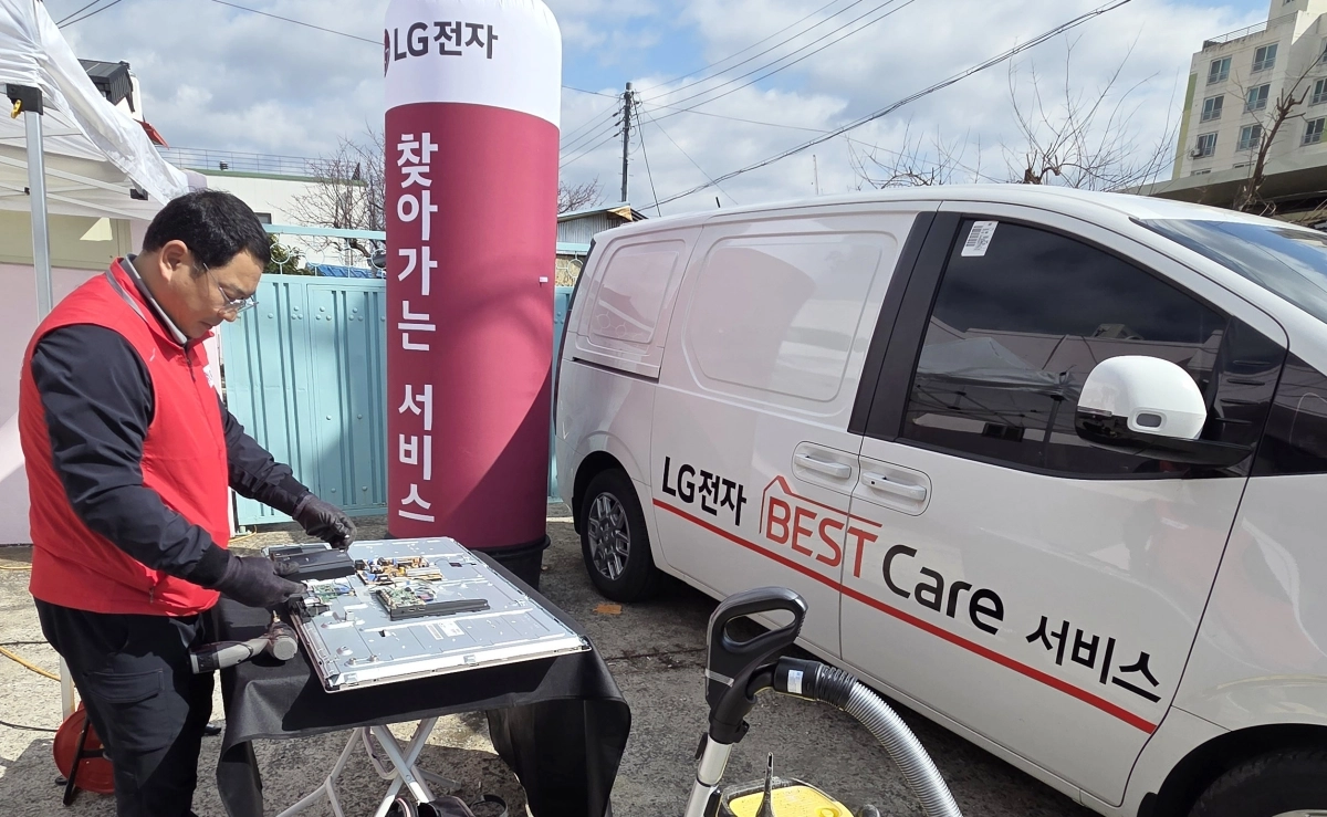 LG전자 전문 서비스매니저가 지난 3일 전남 함평 옥천마을회관 인근에서 농어촌지역 고객의 TV 제품을 수리하고 있다. LG전자 제공