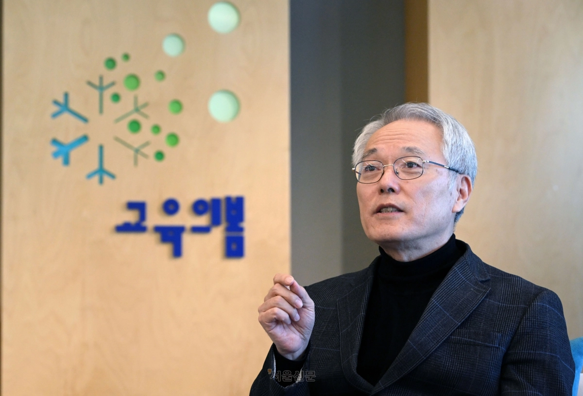 송인수 교육의봄 공동대표가 지난달 25일 서울 용산구 재단 사무실에서 서울신문과 인터뷰하고 있다. 도준석 전문기자