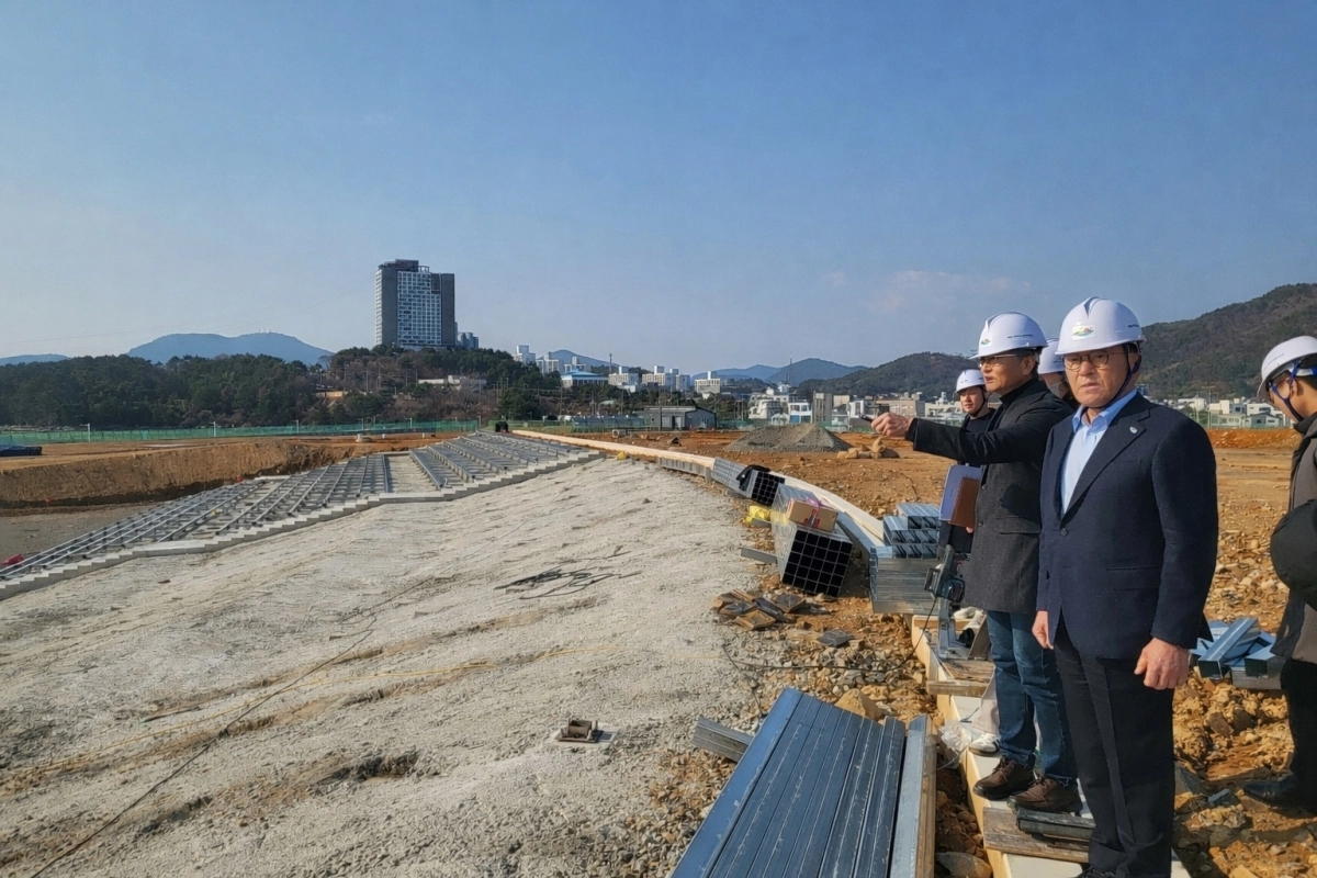 여수세계섬박람회 조직위가 지난 4일 섬박람회 주행사장인 돌산 진모지구 현장을 점검하고 있다.