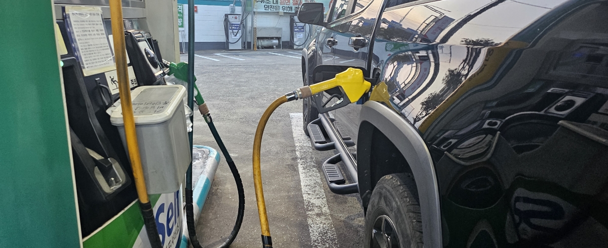 셀프 주유소에서 주유하는 모습. 제주 강동삼 기자
