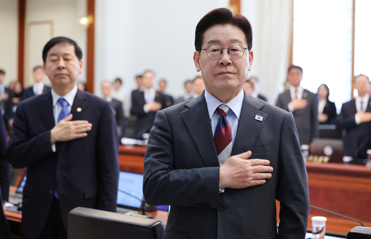 이재명 대통령이 5일 청와대에서 열린 국무회의에서 국기에 경례하고 있다. 2026.3.5. 연합뉴스